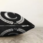 - Sonil-K9657-Gorsel3 - Realhomes Siyah Beyaz Çelenkli C Harfi Özel Tasarım Dijital Baskılı Raşel Kadife Yastık Kırlent Kılıfı Realhomes