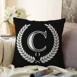 Siyah Beyaz Çelenkli Ç Harfi Özel Tasarım Dijital Baskılı Raşel Kadife Yastık Kırlent Kılıfı Realhomes