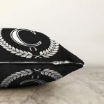 Siyah Beyaz Çelenkli Ç Harfi Özel Tasarım Dijital Baskılı Raşel Kadife Yastık Kırlent Kılıfı Realhomes