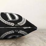 Siyah Beyaz Çelenkli D Harfi Özel Tasarım Dijital Baskılı Raşel Kadife Yastık Kırlent Kılıfı Realhomes