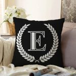 Siyah Beyaz Çelenkli E Harfi Özel Tasarım Dijital Baskılı Raşel Kadife Yastık Kırlent Kılıfı Realhomes