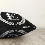 Siyah Beyaz Çelenkli E Harfi Özel Tasarım Dijital Baskılı Raşel Kadife Yastık Kırlent Kılıfı Realhomes