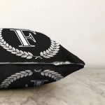 - Sonil-K9661-Gorsel3 - Realhomes Siyah Beyaz Çelenkli F Harfi Özel Tasarım Dijital Baskılı Raşel Kadife Yastık Kırlent Kılıfı Realhomes