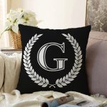 - Sonil-K9662-Gorsel1 - Realhomes Siyah Beyaz Çelenkli G Harfi Özel Tasarım Dijital Baskılı Raşel Kadife Yastık Kırlent Kılıfı Realhomes