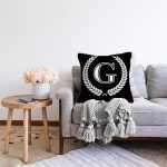 - Sonil-K9662-Gorsel2 - Realhomes Siyah Beyaz Çelenkli G Harfi Özel Tasarım Dijital Baskılı Raşel Kadife Yastık Kırlent Kılıfı Realhomes