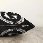 - Sonil-K9662-Gorsel3 - Realhomes Siyah Beyaz Çelenkli G Harfi Özel Tasarım Dijital Baskılı Raşel Kadife Yastık Kırlent Kılıfı Realhomes