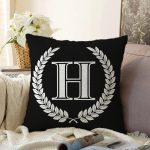- Sonil-K9663-Gorsel1 - Realhomes Siyah Beyaz Çelenkli H Harfi Özel Tasarım Dijital Baskılı Raşel Kadife Yastık Kırlent Kılıfı Realhomes