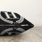 - Sonil-K9663-Gorsel3 - Realhomes Siyah Beyaz Çelenkli H Harfi Özel Tasarım Dijital Baskılı Raşel Kadife Yastık Kırlent Kılıfı Realhomes