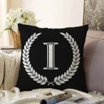 - Sonil-K9665-Gorsel1 - Realhomes Siyah Beyaz Çelenkli I Harfi Özel Tasarım Dijital Baskılı Raşel Kadife Yastık Kırlent Kılıfı Realhomes