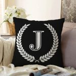 - Sonil-K9666-Gorsel1 - Realhomes Siyah Beyaz Çelenkli J Harfi Özel Tasarım Dijital Baskılı Raşel Kadife Yastık Kırlent Kılıfı Realhomes
