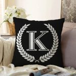 Siyah Beyaz Çelenkli K Harfi Özel Tasarım Dijital Baskılı Raşel Kadife Yastık Kırlent Kılıfı Realhomes