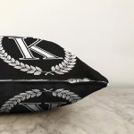 Siyah Beyaz Çelenkli K Harfi Özel Tasarım Dijital Baskılı Raşel Kadife Yastık Kırlent Kılıfı Realhomes
