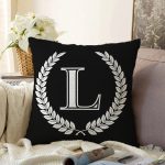 - Sonil-K9668-Gorsel1 - Realhomes Siyah Beyaz Çelenkli L Harfi Özel Tasarım Dijital Baskılı Raşel Kadife Yastık Kırlent Kılıfı Realhomes