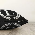 - Sonil-K9668-Gorsel3 - Realhomes Siyah Beyaz Çelenkli L Harfi Özel Tasarım Dijital Baskılı Raşel Kadife Yastık Kırlent Kılıfı Realhomes