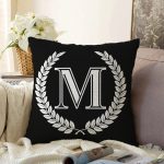Siyah Beyaz Çelenkli M Harfi Özel Tasarım Dijital Baskılı Raşel Kadife Yastık Kırlent Kılıfı Realhomes