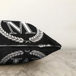 Siyah Beyaz Çelenkli M Harfi Özel Tasarım Dijital Baskılı Raşel Kadife Yastık Kırlent Kılıfı Realhomes