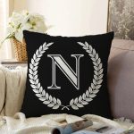 Siyah Beyaz Çelenkli N Harfi Özel Tasarım Dijital Baskılı Raşel Kadife Yastık Kırlent Kılıfı Realhomes