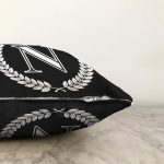 Siyah Beyaz Çelenkli N Harfi Özel Tasarım Dijital Baskılı Raşel Kadife Yastık Kırlent Kılıfı Realhomes