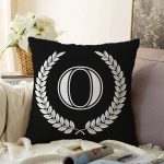 - Sonil-K9671-Gorsel1 - Realhomes Siyah Beyaz Çelenkli O Harfi Özel Tasarım Dijital Baskılı Raşel Kadife Yastık Kırlent Kılıfı Realhomes