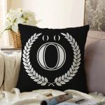 Siyah Beyaz Çelenkli Ö Harfi Özel Tasarım Dijital Baskılı Raşel Kadife Yastık Kırlent Kılıfı Realhomes
