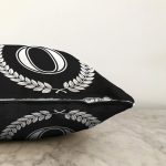 Siyah Beyaz Çelenkli Ö Harfi Özel Tasarım Dijital Baskılı Raşel Kadife Yastık Kırlent Kılıfı Realhomes