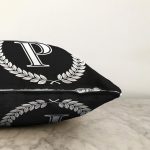 Siyah Beyaz Çelenkli P Harfi Özel Tasarım Dijital Baskılı Raşel Kadife Yastık Kırlent Kılıfı Realhomes