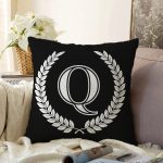 Siyah Beyaz Çelenkli Q Harfi Özel Tasarım Dijital Baskılı Raşel Kadife Yastık Kırlent Kılıfı Realhomes