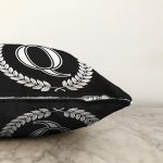 Siyah Beyaz Çelenkli Q Harfi Özel Tasarım Dijital Baskılı Raşel Kadife Yastık Kırlent Kılıfı Realhomes