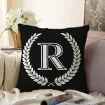 Siyah Beyaz Çelenkli R Harfi Özel Tasarım Dijital Baskılı Raşel Kadife Yastık Kırlent Kılıfı Realhomes