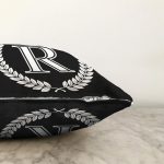 Siyah Beyaz Çelenkli R Harfi Özel Tasarım Dijital Baskılı Raşel Kadife Yastık Kırlent Kılıfı Realhomes