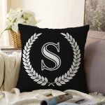 - Sonil-K9676-Gorsel1 - Realhomes Siyah Beyaz Çelenkli S Harfi Özel Tasarım Dijital Baskılı Raşel Kadife Yastık Kırlent Kılıfı Realhomes