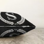 - Sonil-K9676-Gorsel3 - Realhomes Siyah Beyaz Çelenkli S Harfi Özel Tasarım Dijital Baskılı Raşel Kadife Yastık Kırlent Kılıfı Realhomes