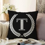 Siyah Beyaz Çelenkli T Harfi Özel Tasarım Dijital Baskılı Raşel Kadife Yastık Kırlent Kılıfı Realhomes