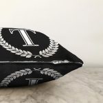 Siyah Beyaz Çelenkli T Harfi Özel Tasarım Dijital Baskılı Raşel Kadife Yastık Kırlent Kılıfı Realhomes