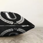 - Sonil-K9680-Gorsel3 - Realhomes Siyah Beyaz Çelenkli Ü Harfi Özel Tasarım Dijital Baskılı Raşel Kadife Yastık Kırlent Kılıfı Realhomes