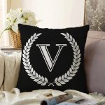 Siyah Beyaz Çelenkli V Harfi Özel Tasarım Dijital Baskılı Raşel Kadife Yastık Kırlent Kılıfı Realhomes