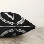 Siyah Beyaz Çelenkli V Harfi Özel Tasarım Dijital Baskılı Raşel Kadife Yastık Kırlent Kılıfı Realhomes