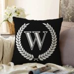 Siyah Beyaz Çelenkli W Harfi Özel Tasarım Dijital Baskılı Raşel Kadife Yastık Kırlent Kılıfı Realhomes