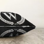 Siyah Beyaz Çelenkli W Harfi Özel Tasarım Dijital Baskılı Raşel Kadife Yastık Kırlent Kılıfı Realhomes