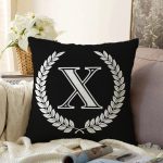 Siyah Beyaz Çelenkli X Harfi Özel Tasarım Dijital Baskılı Raşel Kadife Yastık Kırlent Kılıfı Realhomes