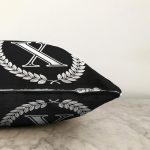 Siyah Beyaz Çelenkli X Harfi Özel Tasarım Dijital Baskılı Raşel Kadife Yastık Kırlent Kılıfı Realhomes