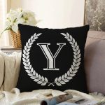 Siyah Beyaz Çelenkli Y Harfi Özel Tasarım Dijital Baskılı Raşel Kadife Yastık Kırlent Kılıfı Realhomes