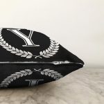 Siyah Beyaz Çelenkli Y Harfi Özel Tasarım Dijital Baskılı Raşel Kadife Yastık Kırlent Kılıfı Realhomes