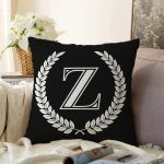 Siyah Beyaz Çelenkli Z Harfi Özel Tasarım Dijital Baskılı Raşel Kadife Yastık Kırlent Kılıfı Realhomes