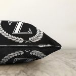 Siyah Beyaz Çelenkli Z Harfi Özel Tasarım Dijital Baskılı Raşel Kadife Yastık Kırlent Kılıfı Realhomes