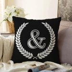 Siyah Beyaz Çelenkli & Harfi Özel Tasarım Dijital Baskılı Raşel Kadife Yastık Kırlent Kılıfı Realhomes