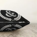 Siyah Beyaz Çelenkli & Harfi Özel Tasarım Dijital Baskılı Raşel Kadife Yastık Kırlent Kılıfı Realhomes