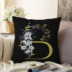 - Sonil-K9688-Gorsel1 - Realhomes Siyah Zemin Beyaz Gül Motifli Gold B Harfi Özel Tasarım Dijital Baskılı Raşel Kadife Yastık Kırlent Kılıfı Realhomes