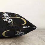 - Sonil-K9688-Gorsel3 - Realhomes Siyah Zemin Beyaz Gül Motifli Gold B Harfi Özel Tasarım Dijital Baskılı Raşel Kadife Yastık Kırlent Kılıfı Realhomes