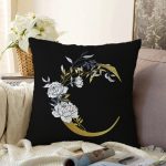 - Sonil-K9689-Gorsel1 - Realhomes Siyah Zemin Beyaz Gül Motifli Gold C Harfi Özel Tasarım Dijital Baskılı Raşel Kadife Yastık Kırlent Kılıfı Realhomes